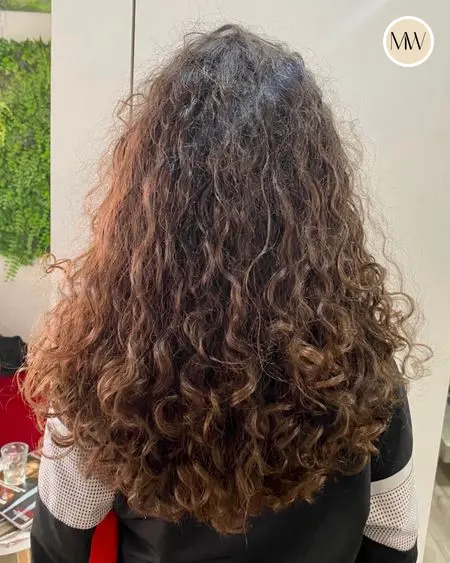 Boucles brunes définies, texture naturelle — Salon MW Coiffure, Saint-Gilles-les-Bains, La Réunion